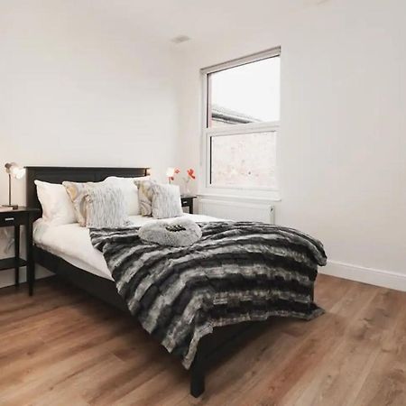 Spacious Family Home With Games Room & Garden London Bagian luar foto